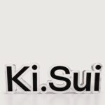 Logo metacrilato 100% reciclado<br><span style="font-family: 'Red Hat Mono', monospace;">Diseño consciente</span>